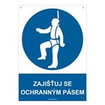 ZAJIŠŤUJ SE OCHRANNÝM PÁSEM  - bezpečnostní tabulka s dírkami, plast A4, 2 mm